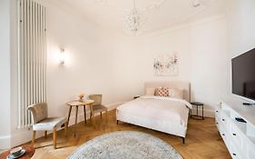 Premium Warsaw Center Studio By Bookinghost